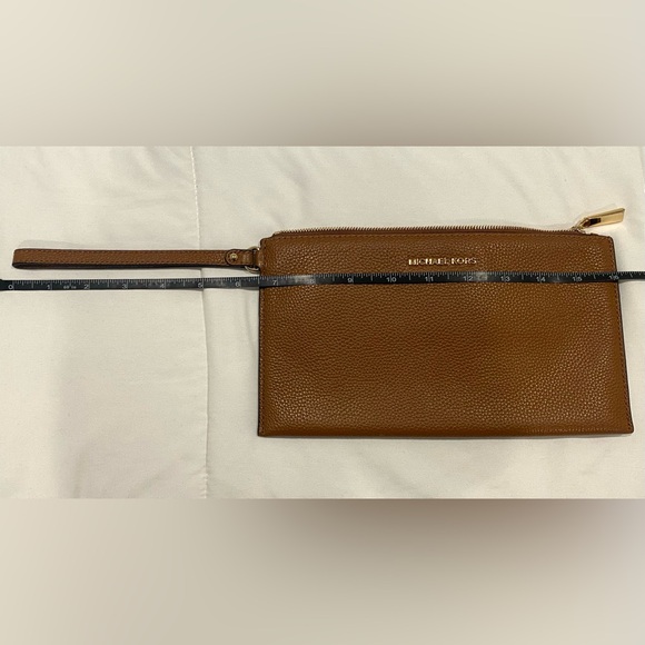 MICHAEL KORS LARGE LEATHER CLUTCH - Picture 8 of 9